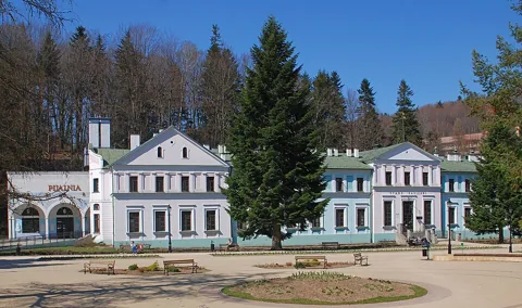 Centrum uzdrowiska Iwonicz-Zdrój: okolica, nie zdjęcie obiektu